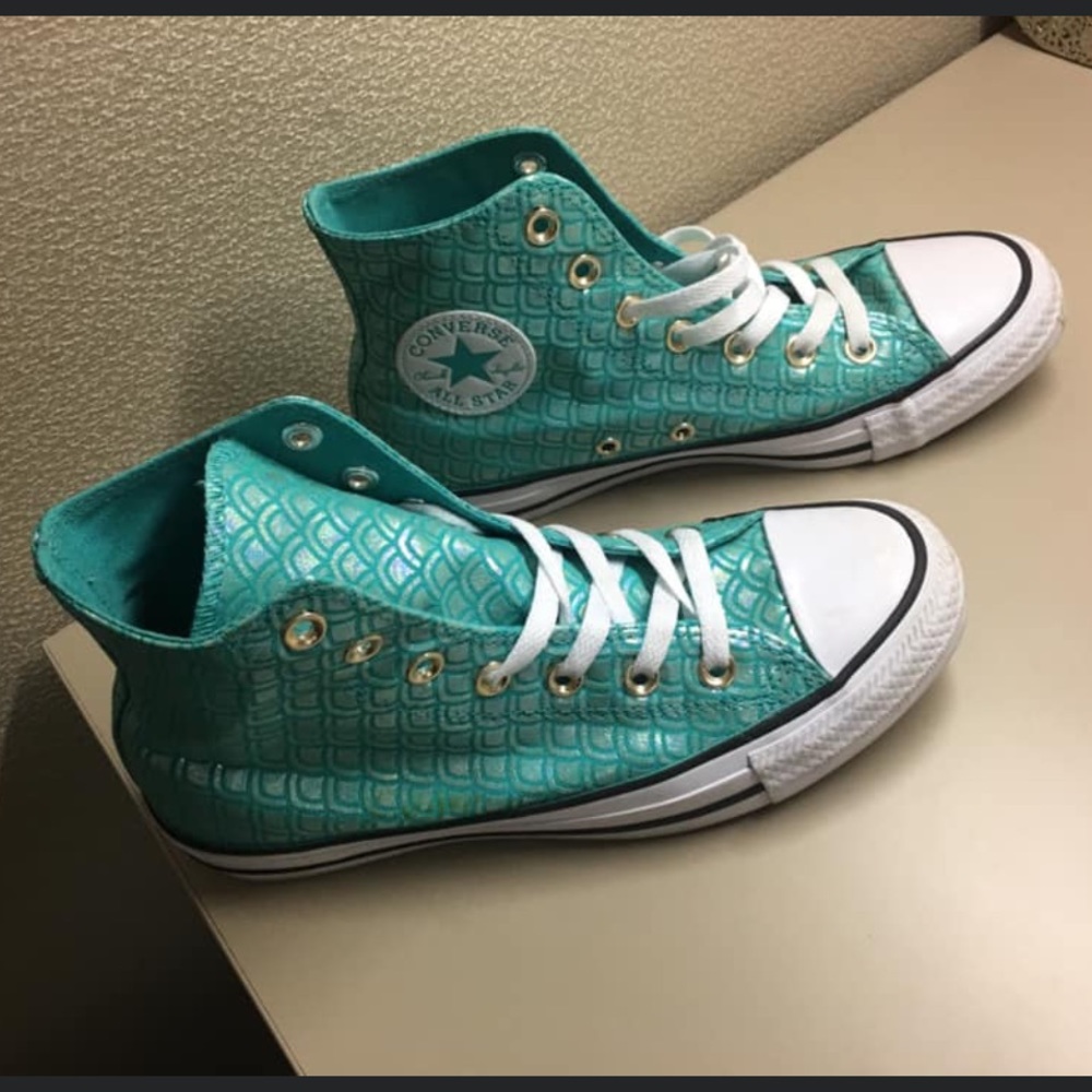 Women’s converse size 7 never worn